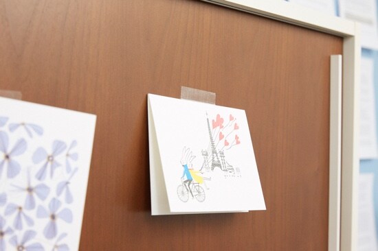 A card taped up on a door using Scotch® Wall-Safe Tape.
