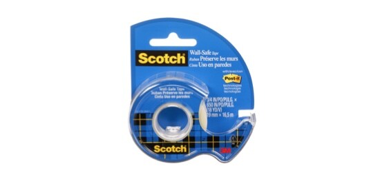 Un rouleau bleu de Ruban sans danger pour les murs Scotch®.

